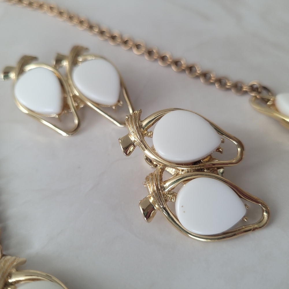 Vintage White Gold Tone Clip-on Earrings Necklace Set - Picture 5 of 8